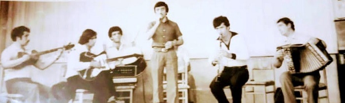 Mübariz Əliheydərov “Səbuhi” ansamblında tar çalarkən, 1980-cı illər.