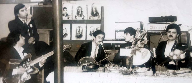 Mübariz Əliheydərov “Səbuhi” ansamblında tar çalarkən, 1984-cü il.